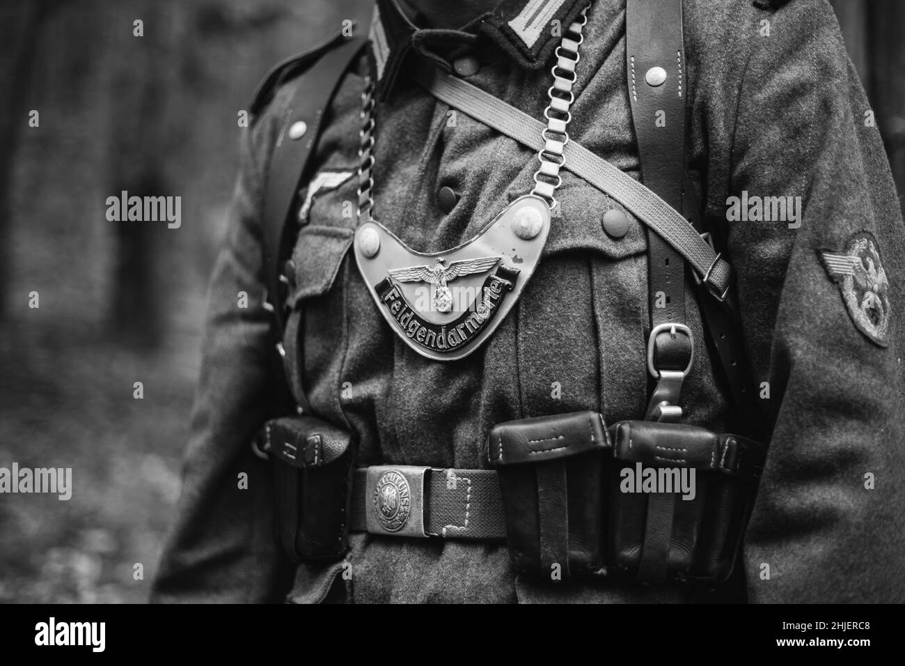 Re-enattore vestito come seconda guerra mondiale Wehrmacht unità militare di polizia - Feldgendarm. Gorget distintivo è visibile. L'Iscrizione su Gorget Foto Stock