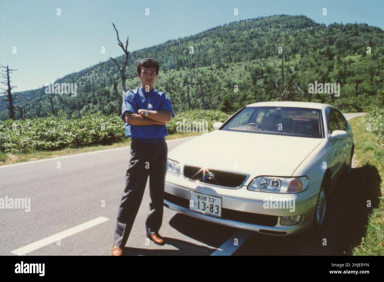 Uomo Ritratto con Toyota Auto Aristo. Copia digitalizzata della foto di archivio Foto Stock