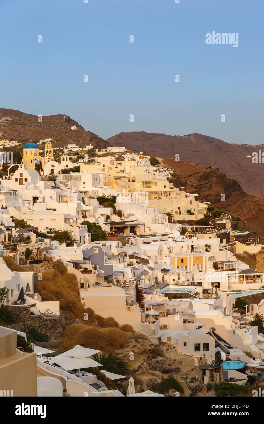 Vacanze sull'isola di Santorini in Grecia viaggio viaggiare Oia città Mediterraneo sera ritratto formato Santorini in paesaggio Foto Stock
