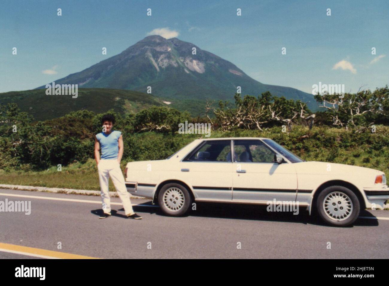 Uomo Ritratto con Toyota Car Chaser. Copia digitalizzata della foto di archivio Foto Stock