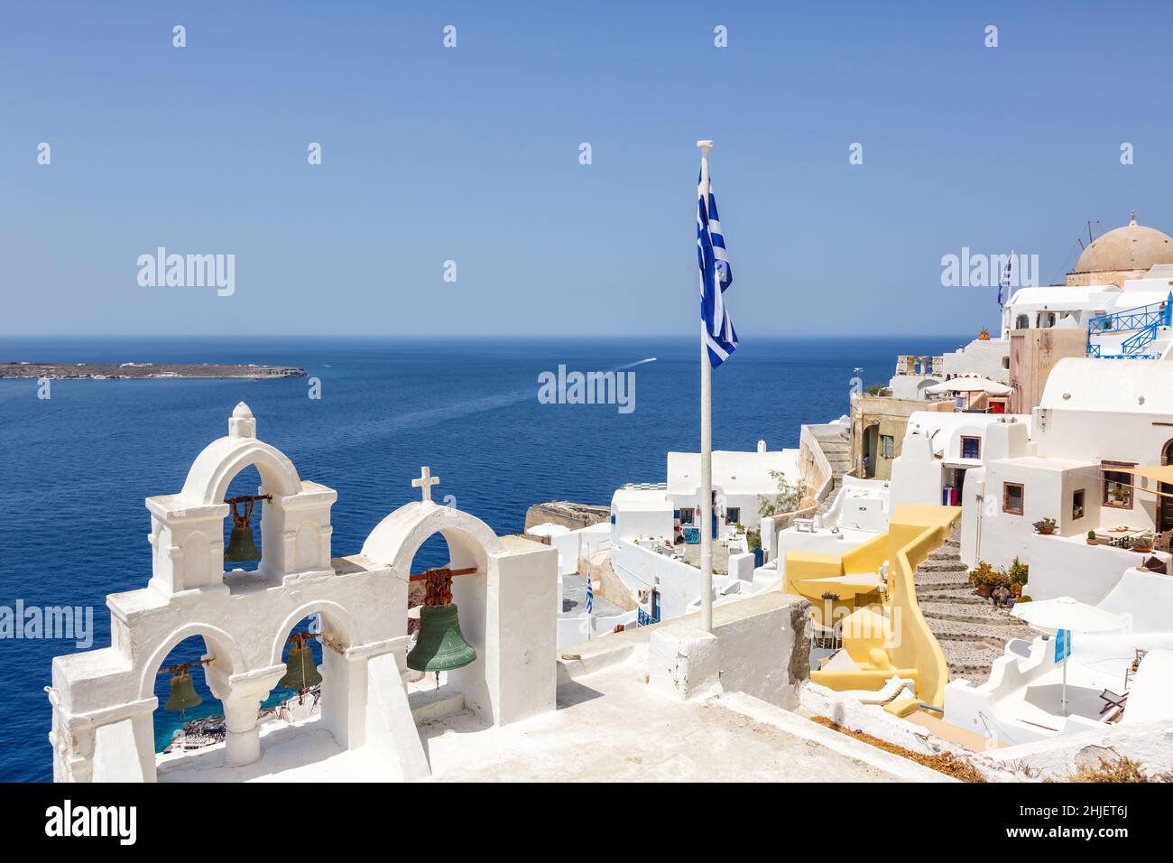 Isola di Santorini vacanze in Grecia viaggio Oia città Mediterraneo mare e chiesa Santorini turismo Foto Stock