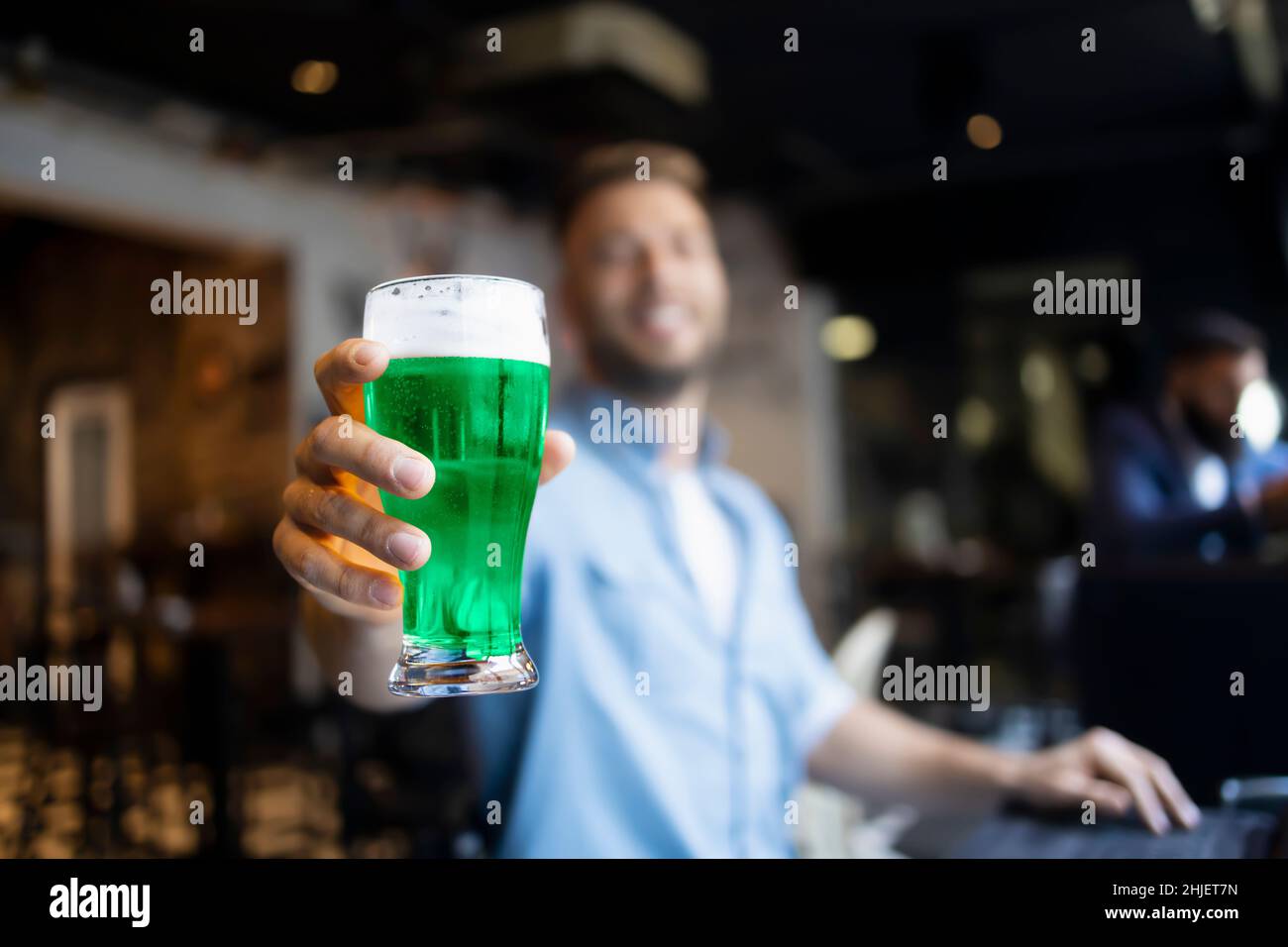 Birra di colore verde per il giorno di San Patrizio Foto Stock