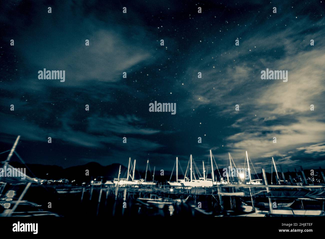 Barche sulla spiaggia sotto il cielo stellato Foto Stock