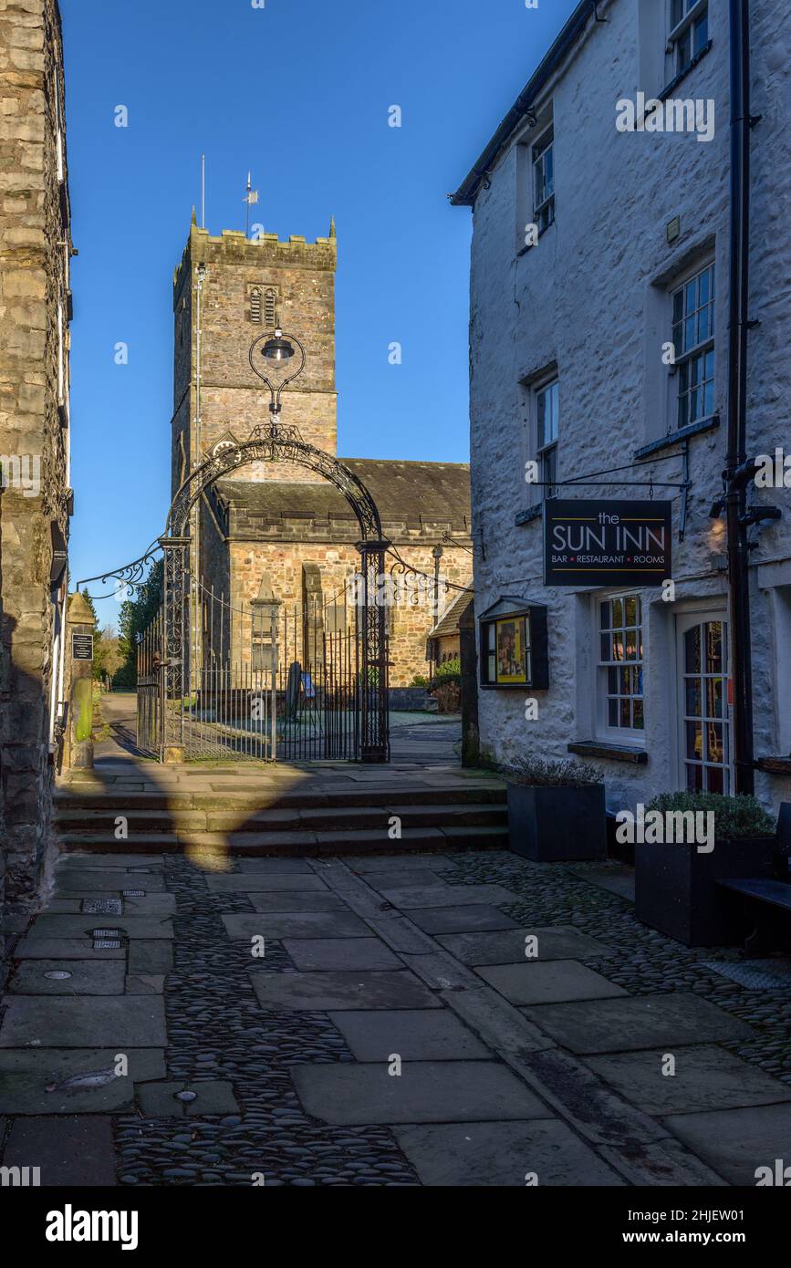 Il Sun Inn e St.Marys Church a Kirkby Lonsdale Cumbria Foto Stock