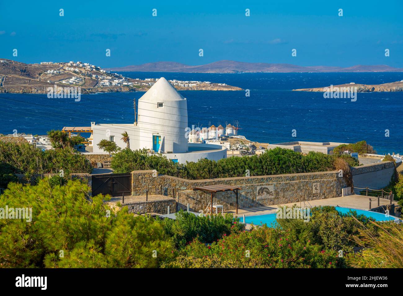 Vista elevata dei mulini di farina e della città, Mykonos Town, Mykonos, Isole Cicladi, Isole Greche, Mar Egeo, Grecia, Europa Foto Stock