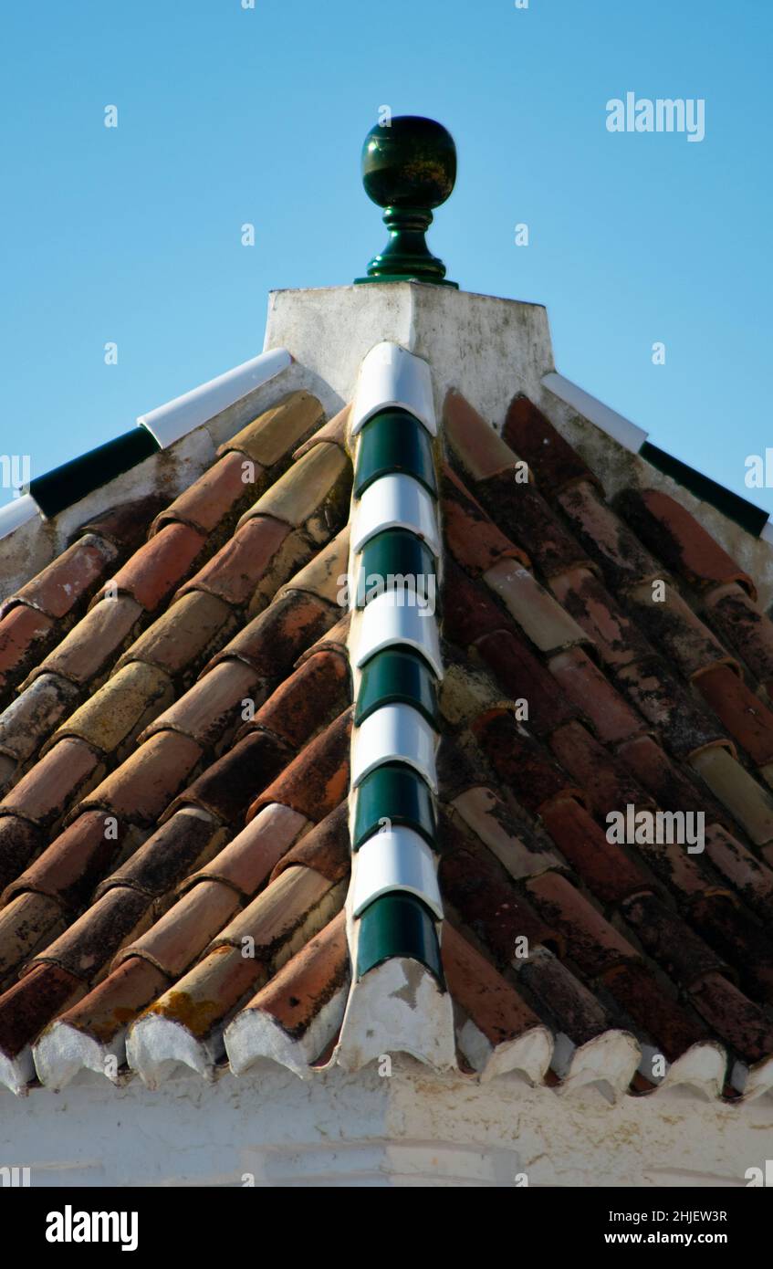 Il tetto della vecchia chiesa del villaggio, Frigiliana, Spagna. Bella architettura affascinante in questa piccola montagna Town.Vertical shot. Foto Stock