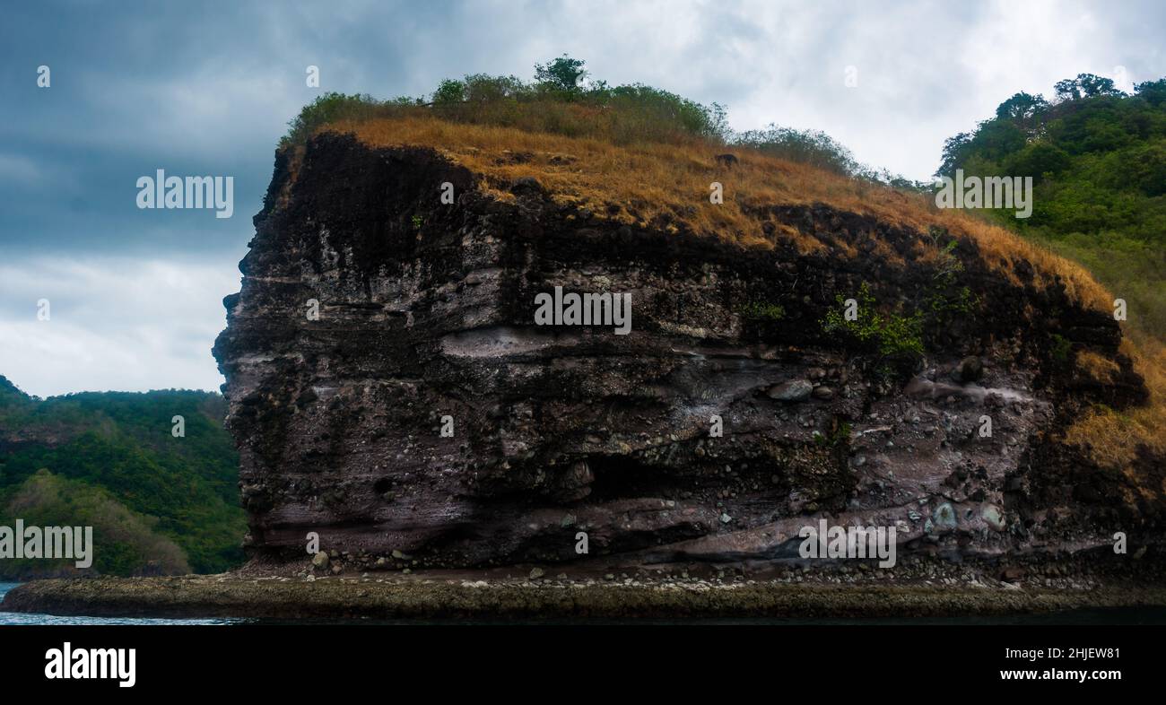 Rock Island su scenografica acqua di mare blu e cielo sovrastato Foto Stock
