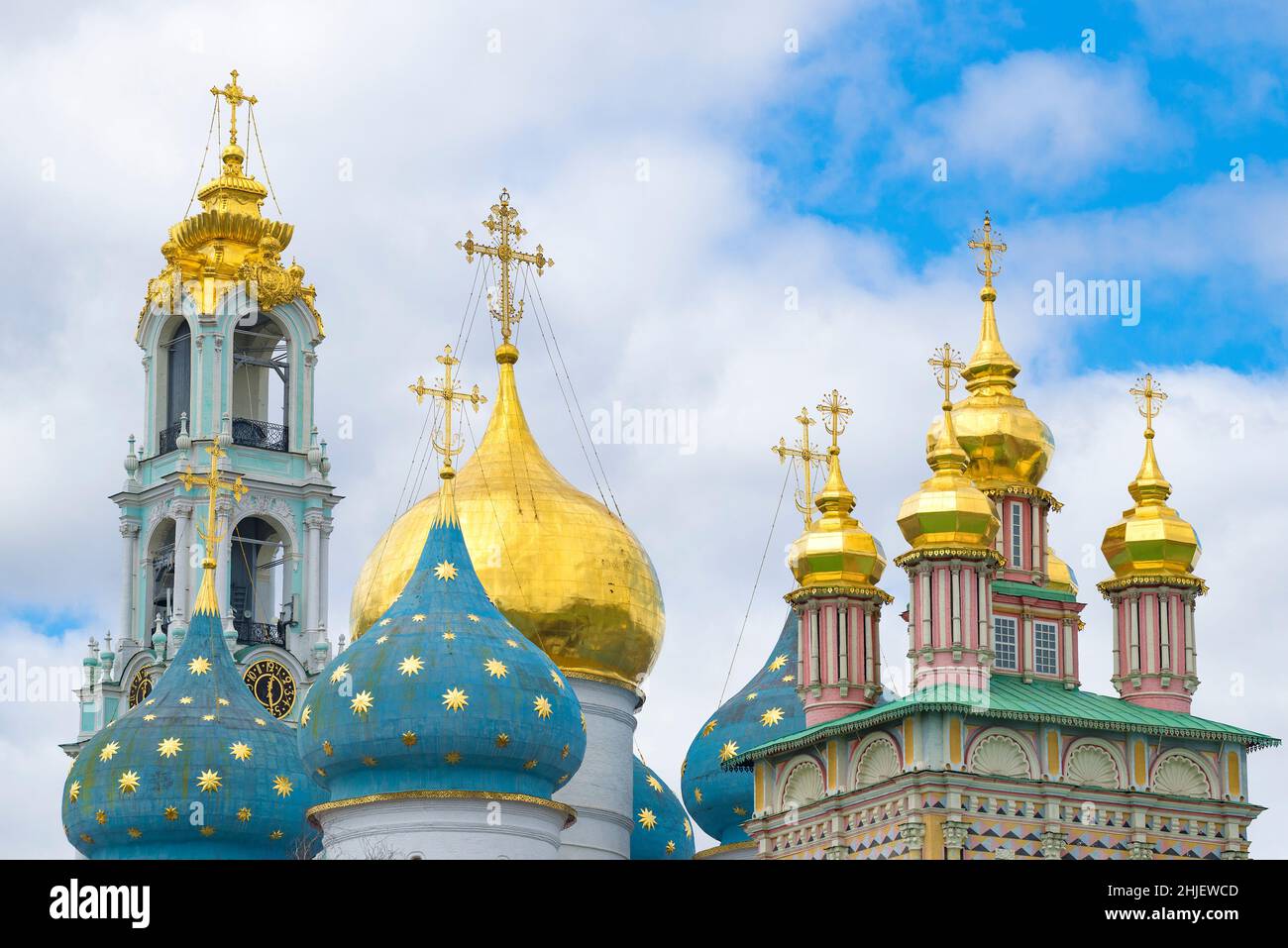 Cupole della Santissima Trinità Sergius Lavra nel pomeriggio di aprile. Sergiev Posad. Regione di Mosca, Russia Foto Stock