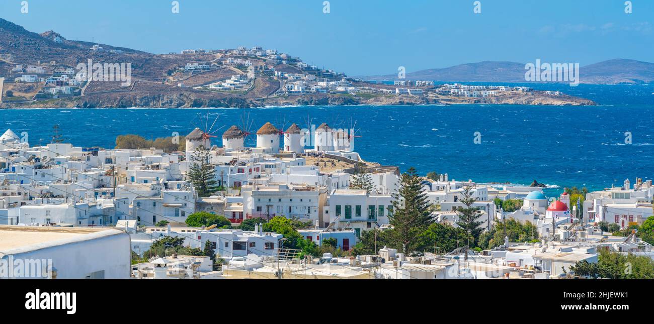 Vista elevata dei mulini di farina e della città, Mykonos Town, Mykonos, Isole Cicladi, Isole Greche, Mar Egeo, Grecia, Europa Foto Stock