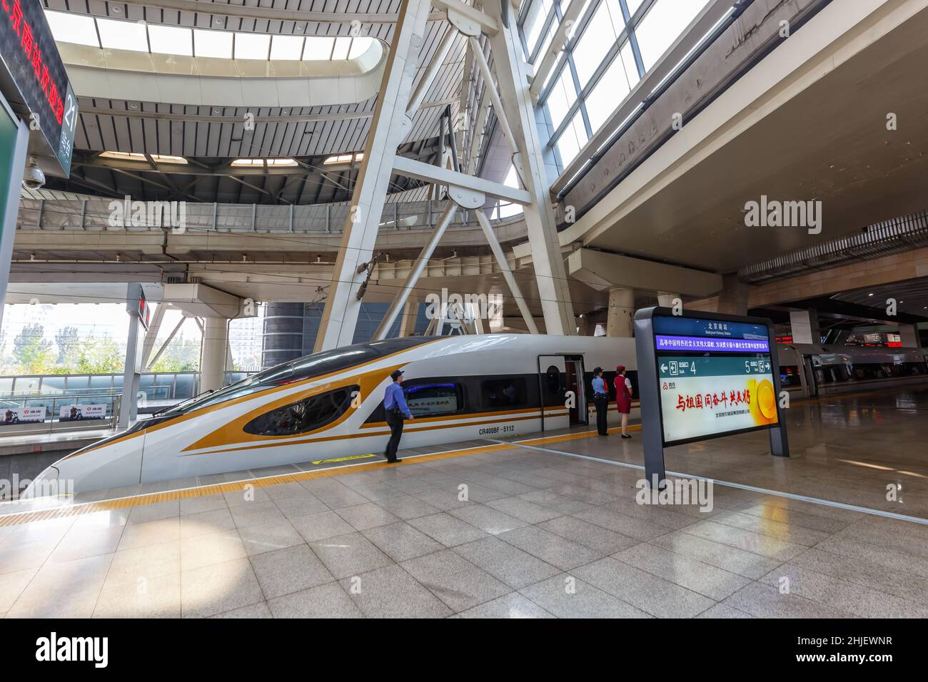 Pechino, Cina – 29. 2019 settembre: Zug Fuxing Hochgeschwindigkeitszug Schnellzug HGV Bahnhof Stazione ferroviaria Sud di Pechino, Cina. Foto Stock