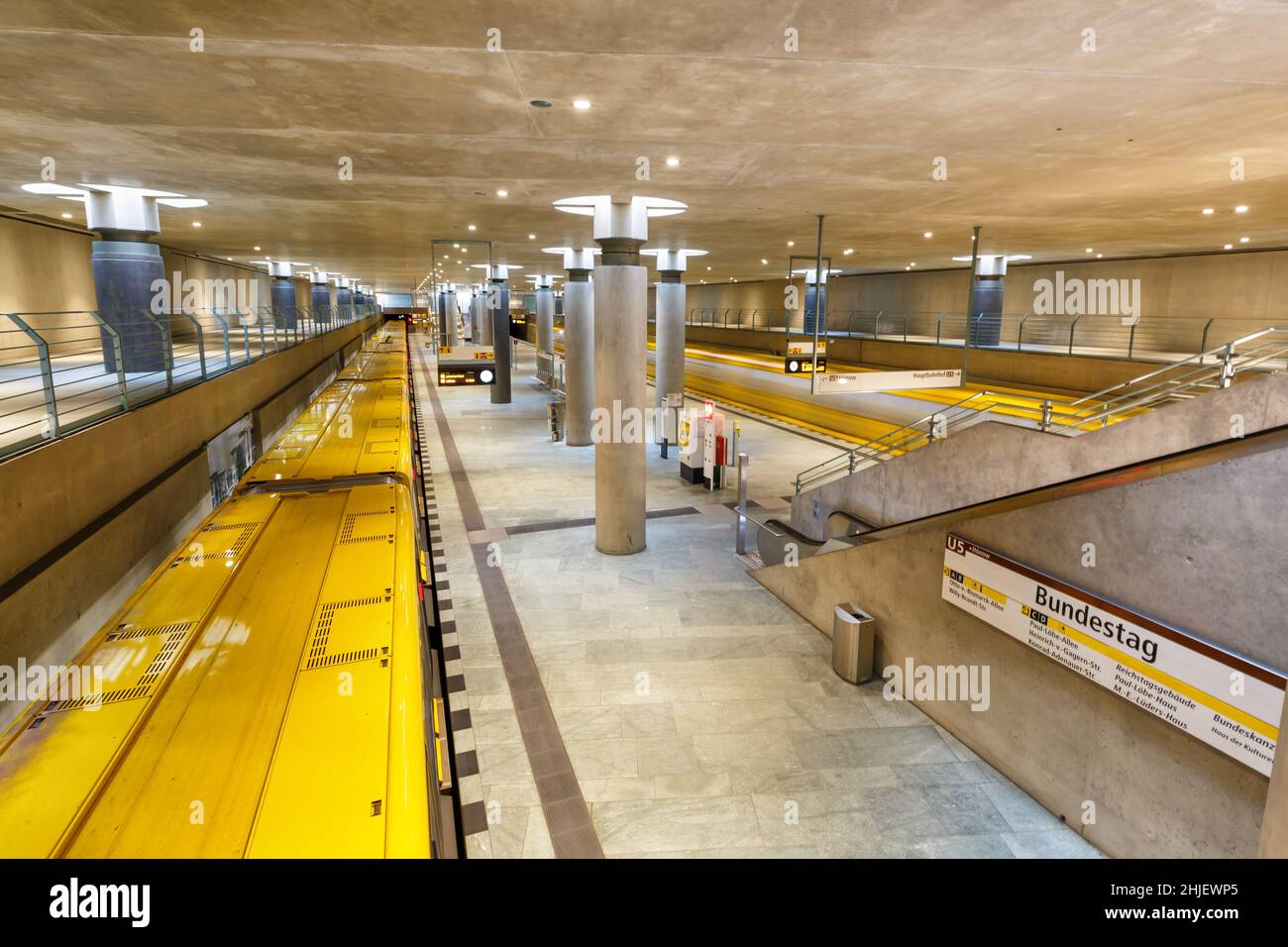 Berlino, Germania - 23 aprile 2021: Stazione metropolitana U-Bahn Bundestag a Berlino, Germania. Foto Stock