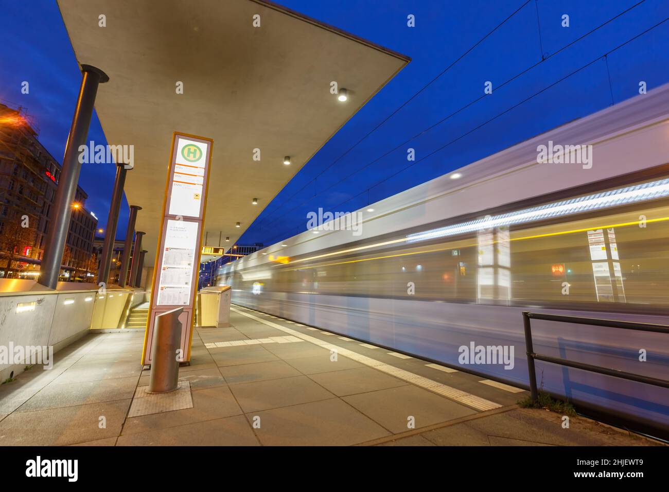 Berlino, Germania - 22 aprile 2021: Tram leggero, trasporto pubblico Hauptbahnhof stazione centrale a Berlino, Germania. Foto Stock