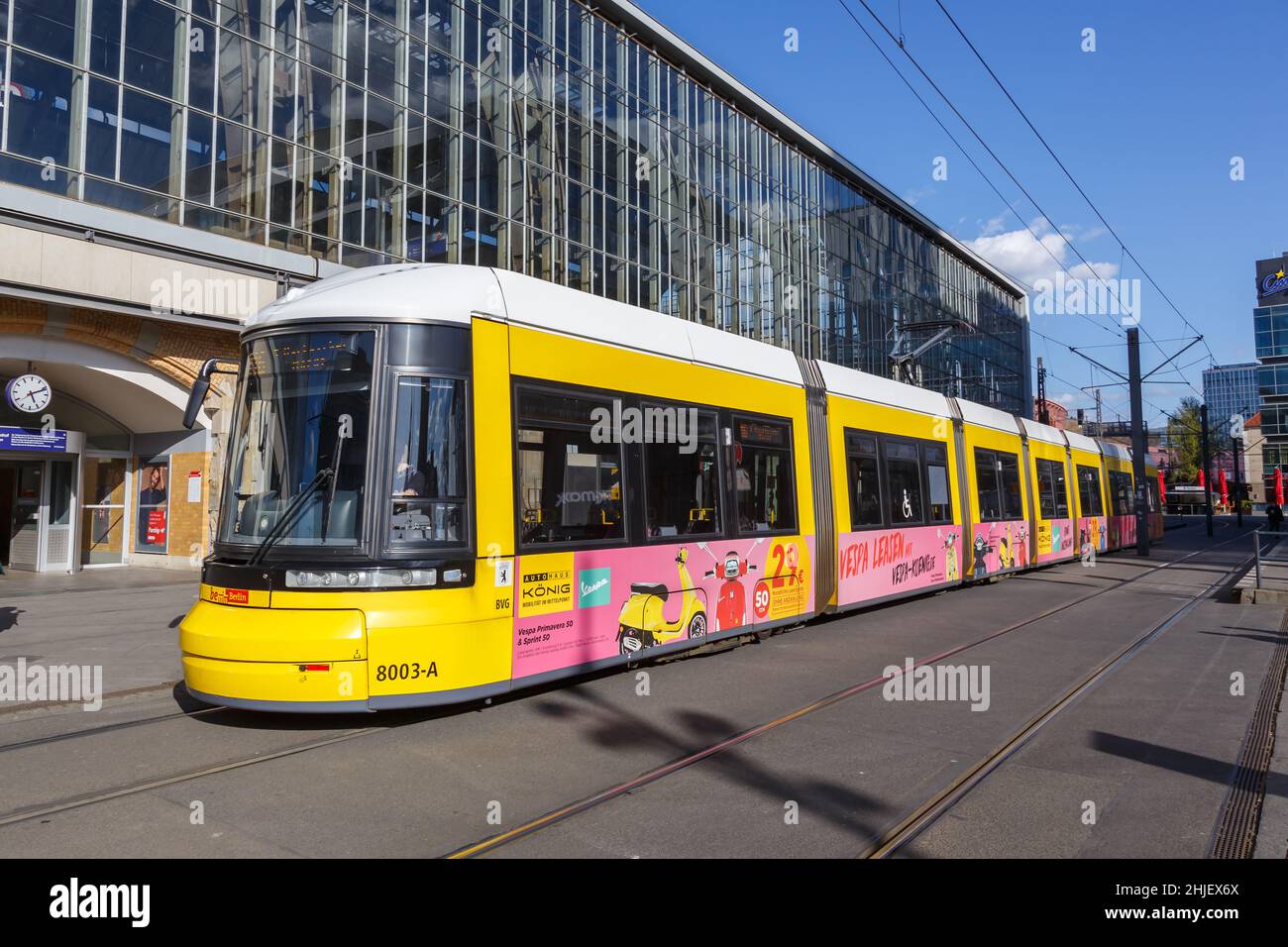 Berlino, Germania - 23 aprile 2021: Tram Bombardier Flexity trasporto pubblico ferroviario leggero alla stazione ferroviaria Alexanderplatz di Berlino, Germania. Foto Stock