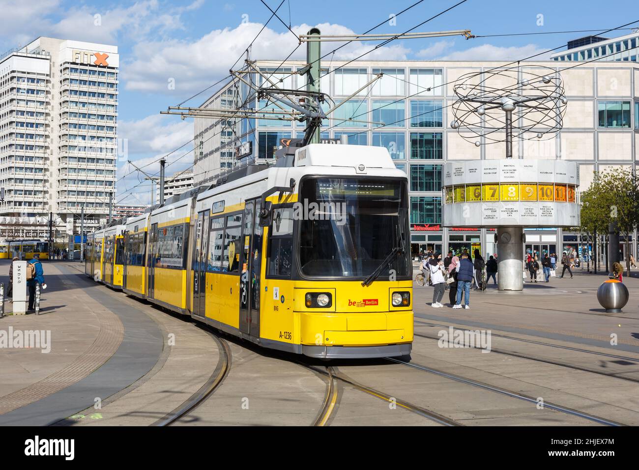Berlino, Germania - 23 aprile 2021: Tram Bombardier Flexity trasporto pubblico ferroviario leggero Alexanderplatz a Berlino, Germania. Foto Stock