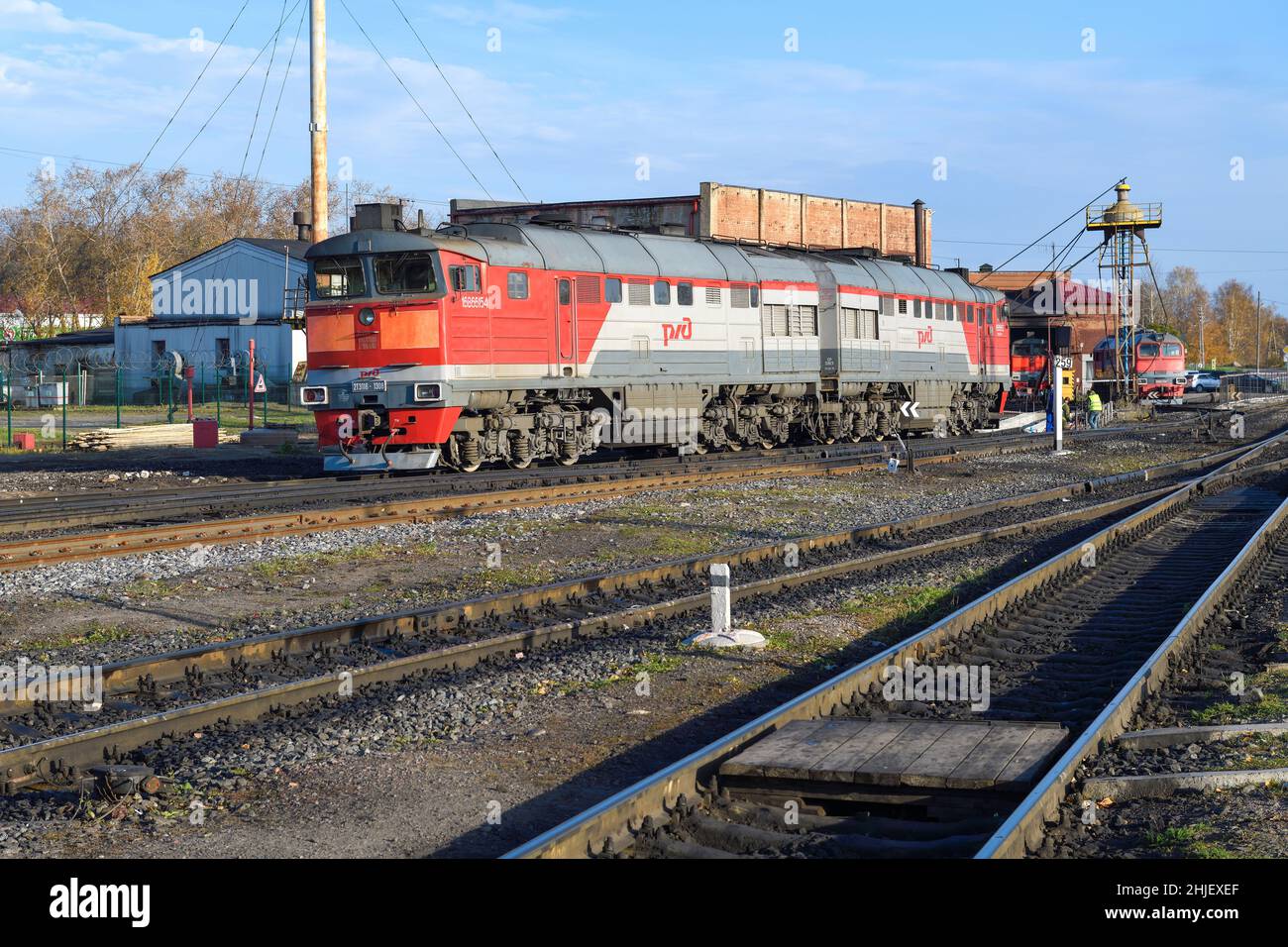 SORTAVALA, RUSSIA - 07 OTTOBRE 2021: Locomotiva diesel 2TE116 della linea principale sovietica per il trasporto merci in due sezioni al deposito della locomotiva in una mattinata di ottobre soleggiata Foto Stock