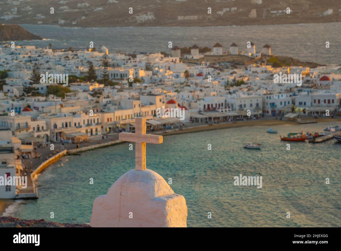 Vista dei mulini a vento e Mykonos Town dall'alto al tramonto, Mykonos, Isole Greche, Grecia, Europa Foto Stock