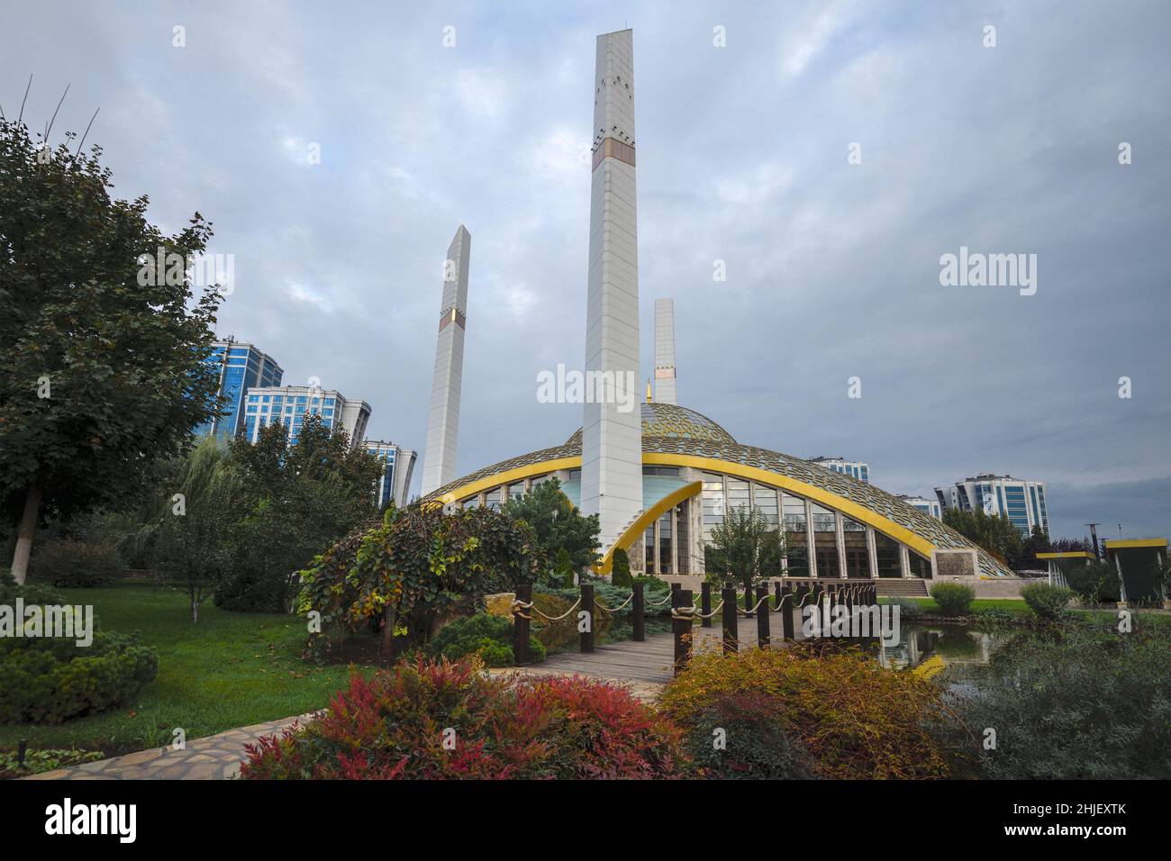 ARGUN, RUSSIA - 29 SETTEMBRE 2021: Mattina nuvoloso di settembre alla moschea del cuore della Madre. Repubblica cecena Foto Stock