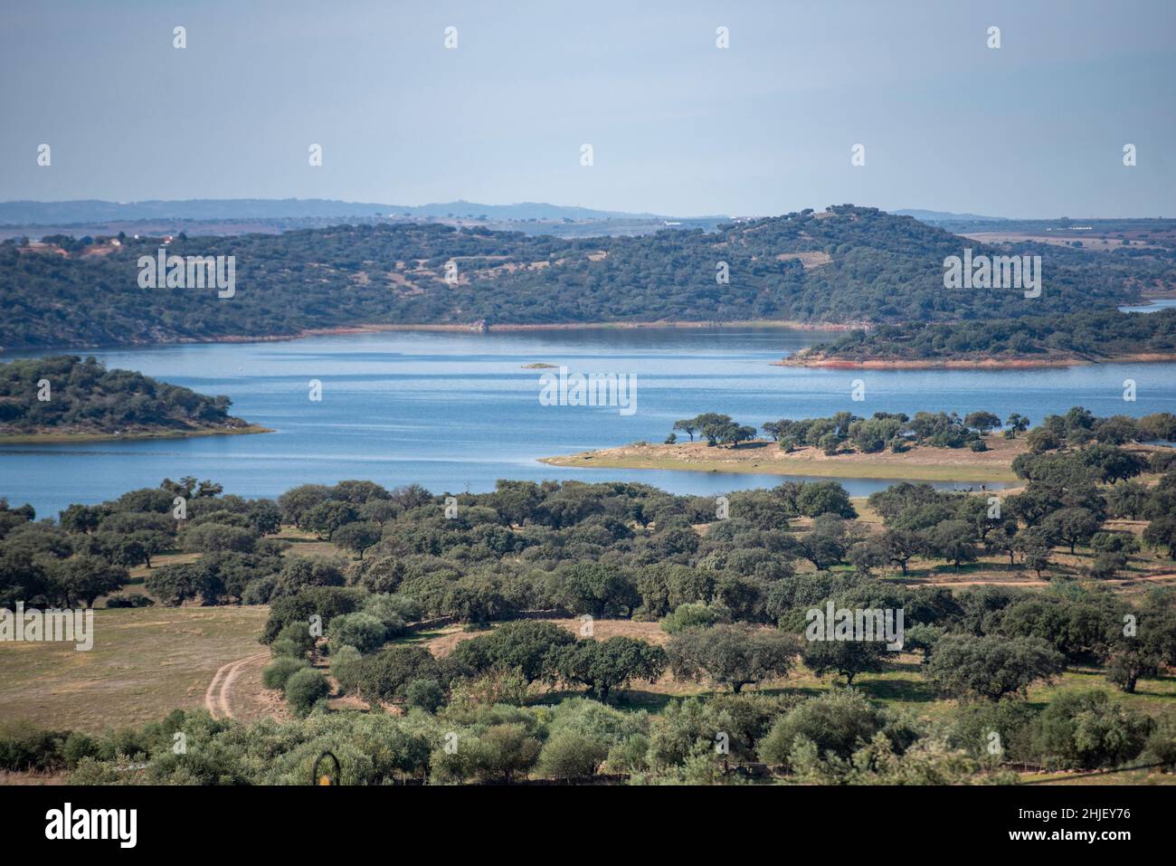 Il paesaggio del lago Aqueva o Rio Guadiana vicino alla città di Moura in Alentejo in Portogallo. Portogallo, Moura, ottobre 2021 Foto Stock