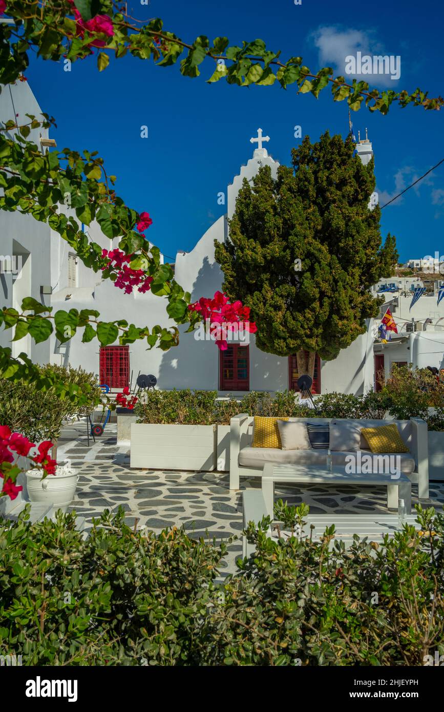 Vista della cappella dipinta di bianco, città di Mykonos, Mykonos, Isole Cicladi, Isole Greche, Mar Egeo, Grecia, Europa Foto Stock