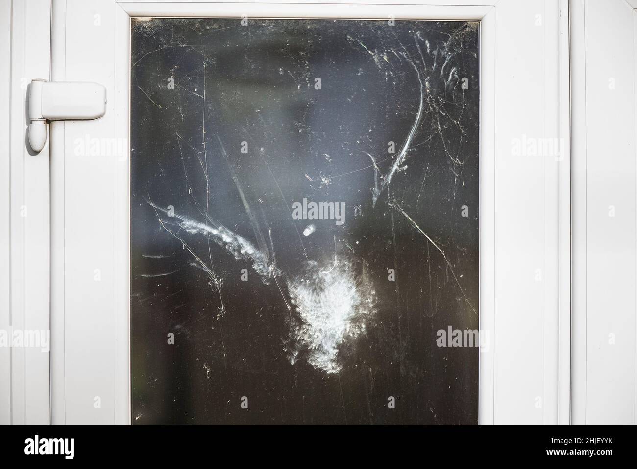 Kidderminster, Regno Unito. 29th Gennaio 2022. RSPB Big Garden Birdwatch, 28 gennaio 30: Con il birdloving britannico spesa pubblica un'ora cruciale del loro fine settimana di monitoraggio attività di uccelli nei loro giardini posteriori, una famiglia macchia questa impressione sulla finestra di un giardino annesso poco prima che stanno per iniziare il loro conteggio! Per fortuna l'uccello è riuscito a continuare il suo volo, ma qualche indizio sulla sua identificazione... e conta? Credit: Lee Hudson/Alamy Live News Foto Stock