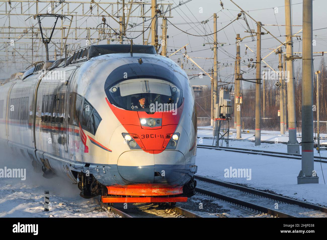 REGIONE DI LENINGRAD, RUSSIA - 21 DICEMBRE 2021: L'auto principale del treno ad alta velocità EVS1-11 'Sapsan' primo piano nel pomeriggio di dicembre Foto Stock