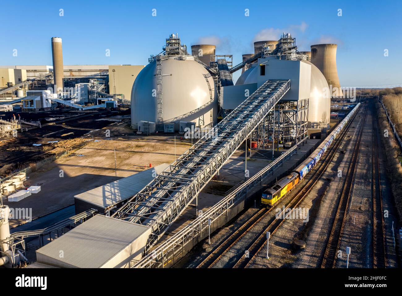CENTRALE ELETTRICA DRAX, DRAX, REGNO UNITO - 19 GENNAIO 2022. Una vista aerea di un treno merci ferroviario che fornisce combustibile da biomassa rinnovabile alla centrale elettrica di Drax Foto Stock