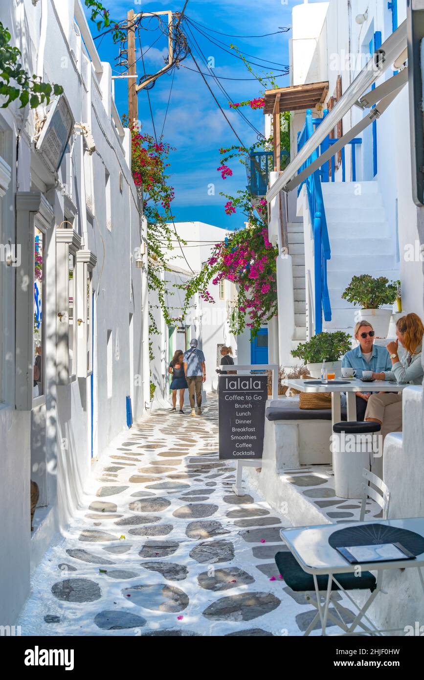 Vista della strada acciottolata e caffè, Mykonos Town, Mykonos, Isole Cicladi, Isole Greche, Mar Egeo, Grecia, Europa Foto Stock