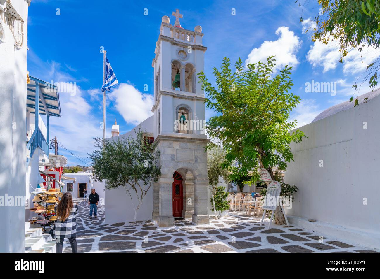 Vista della Chiesa Metropolitana in strada acciottolata, Mykonos Town, Mykonos, Isole Cicladi, Isole Greche, Mar Egeo, Grecia, Europa Foto Stock