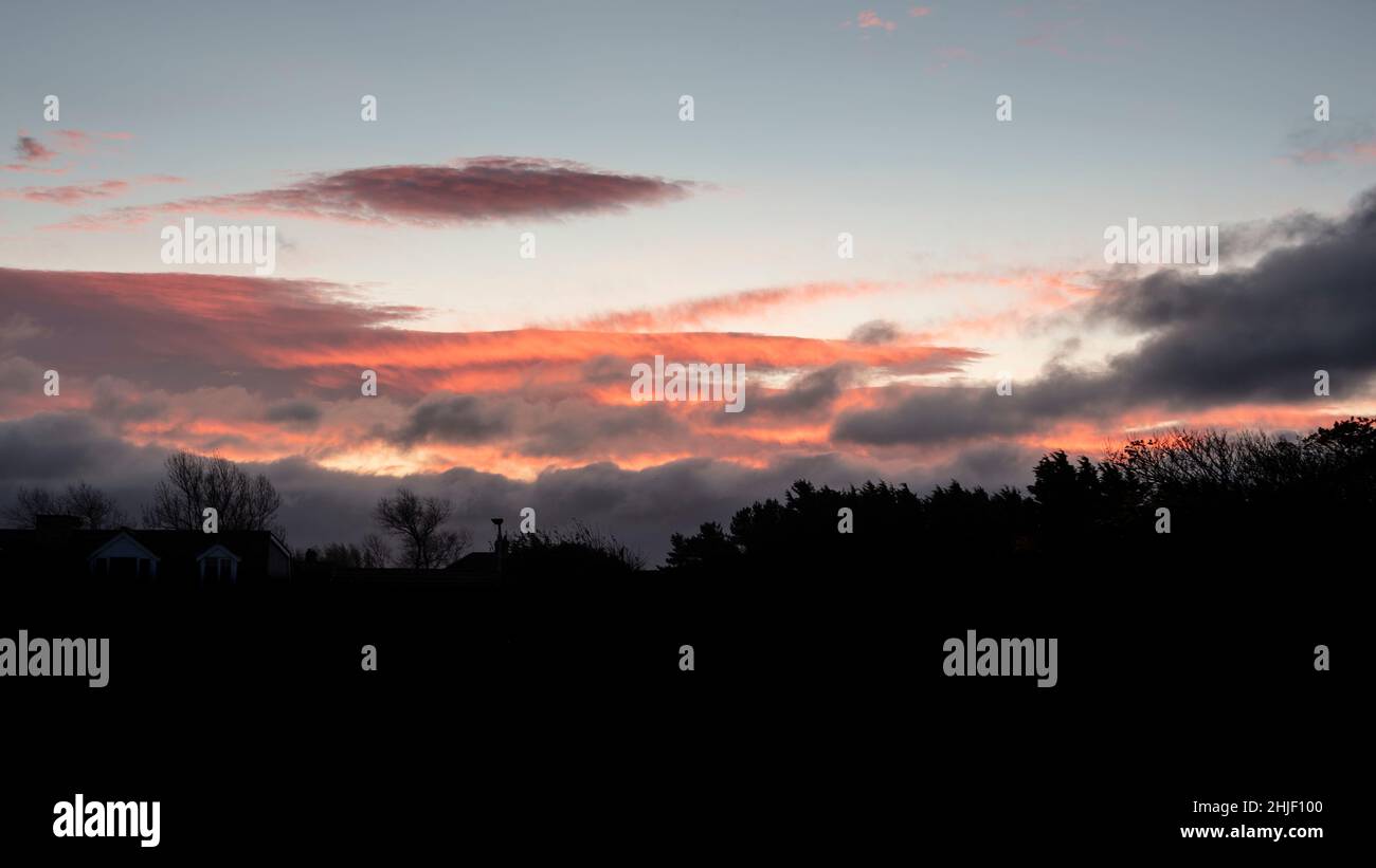 Splendida immagine al tramonto di un cielo vivace e colorato sulla silhouette della campagna della Cumbria Foto Stock