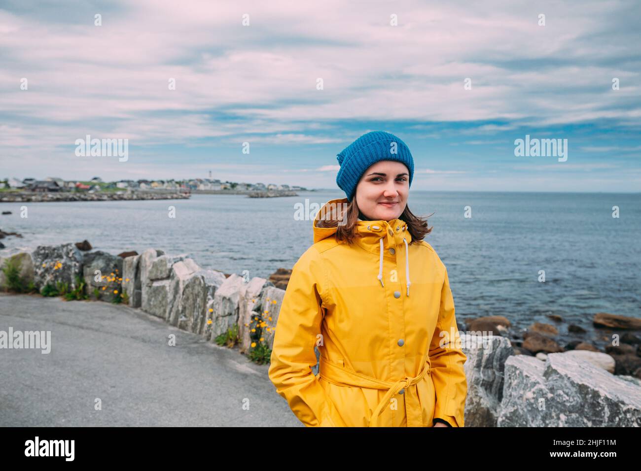 Alnesgard, Godoya, Norvegia. Ritratto di giovane donna Lady Tourist Traveler nel giorno d'estate a Godoy Island vicino Alesund Town Foto Stock