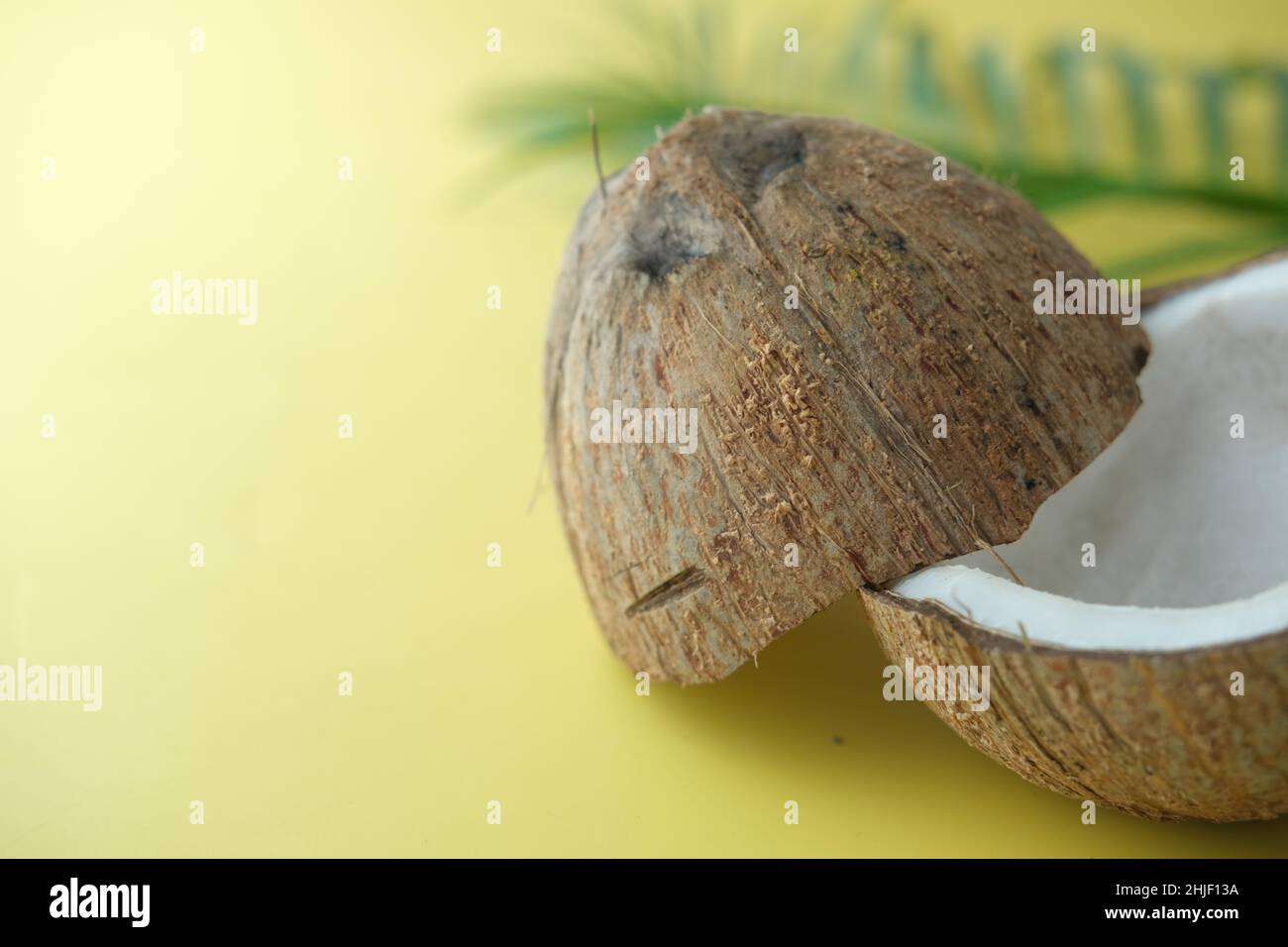 fetta di cocco fresco su un panno da tavolo Foto Stock
