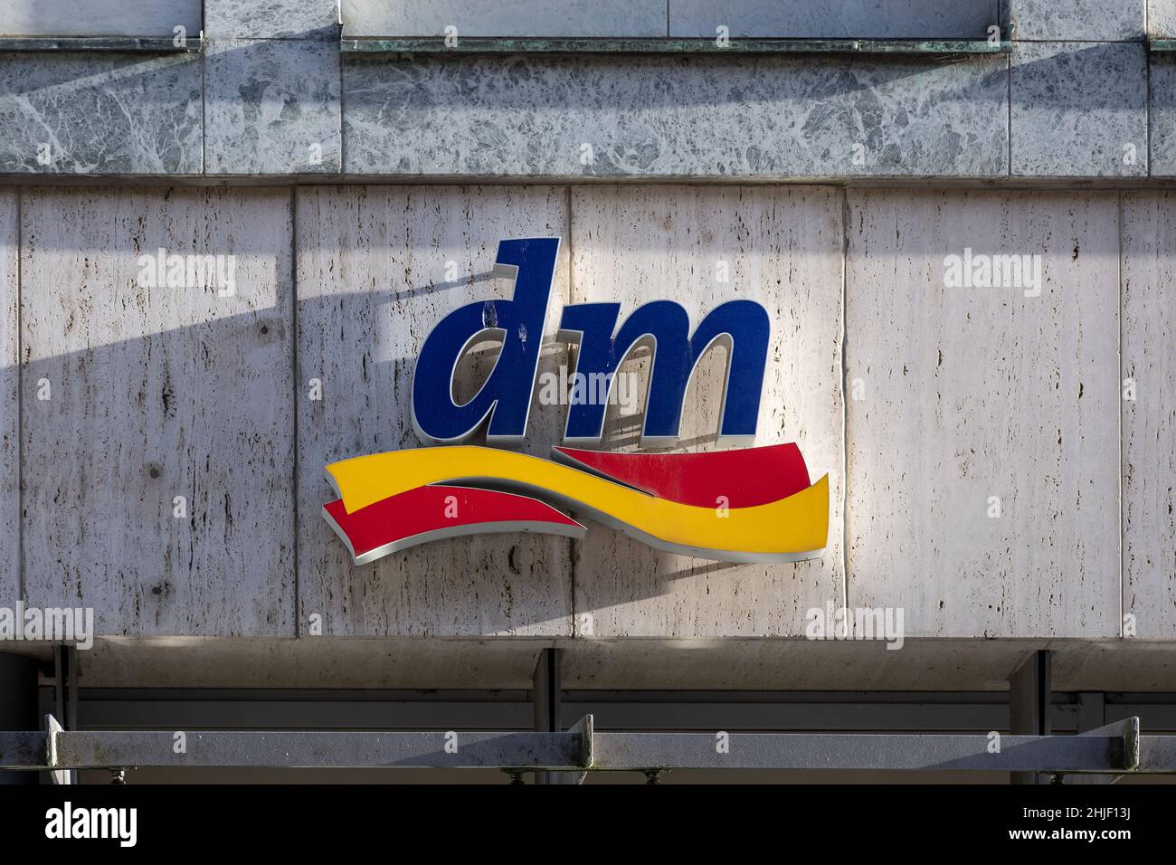 Lubeck, Germania, 15 gennaio 2022: logo dm in luce laterale soleggiata su una facciata di un edificio, marchio della drogerie markt, una catena di negozi al dettaglio offeri Foto Stock