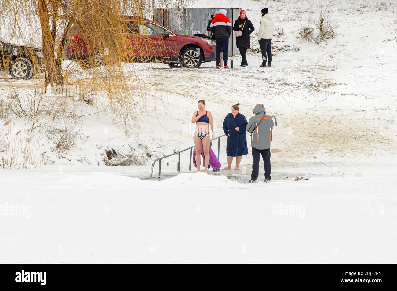 Poltava, Ucraina. Gennaio 19. 2022. La gente nuota nella buca di ghiaccio in inverno, festa dell'Epifania. Tradizioni invernali ortodosse. Foto Stock