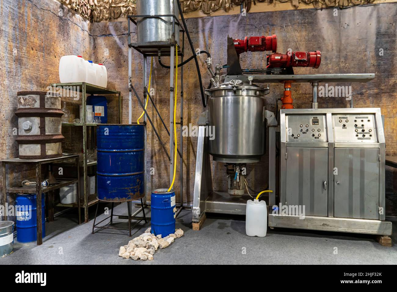 Produzione di armi chimiche in un laboratorio sotterraneo da parte dei terroristi in Siria Foto Stock