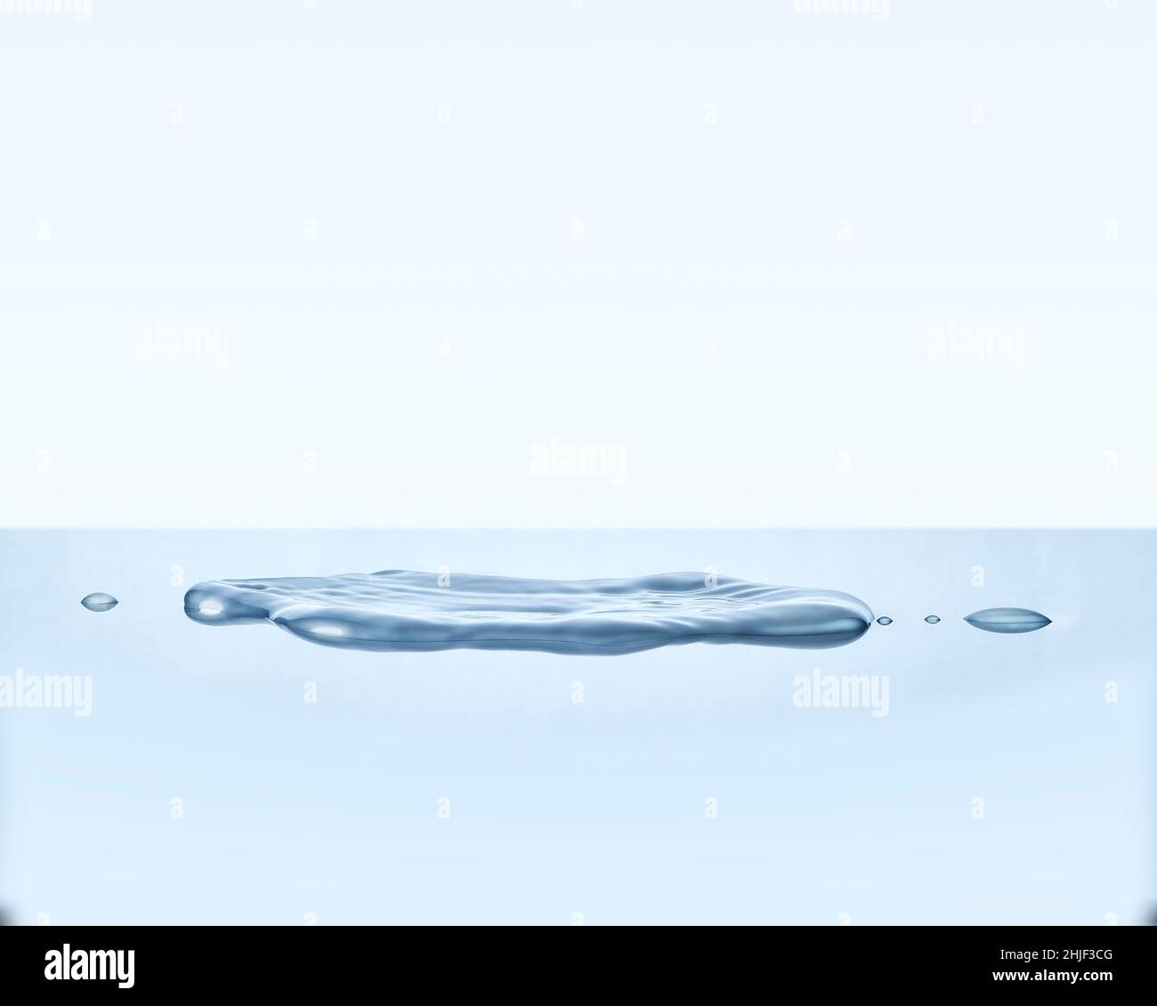 Pozzanghere e gocce d'acqua sulla superficie riflettente bianca. Vista frontale e messa a fuoco profonda. Foto Stock