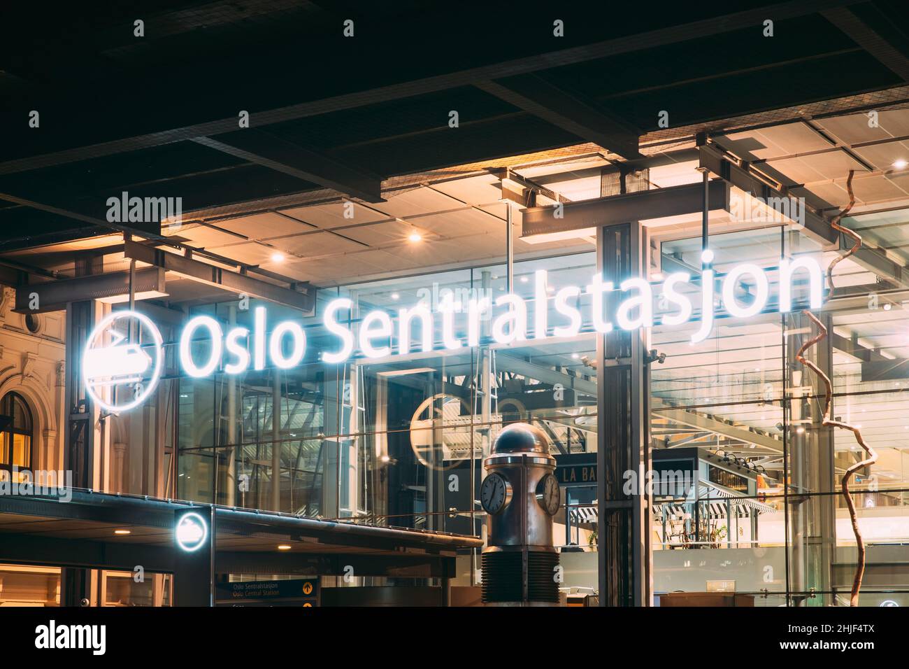 Oslo, Norvegia. Vista notturna della stazione ferroviaria centrale di Oslo. Foto Stock