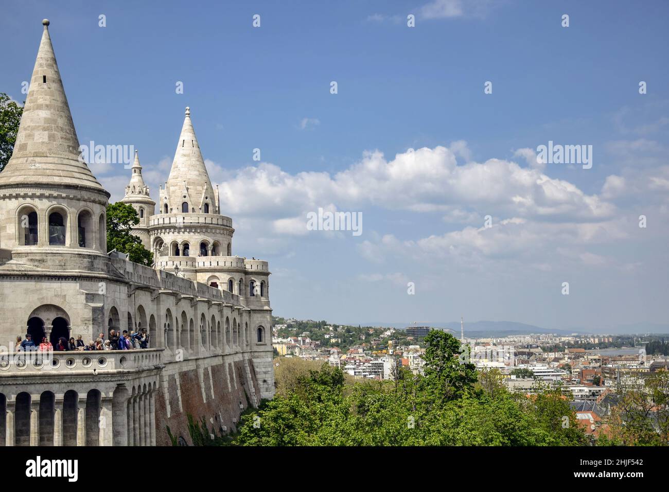 Budapest, Ungheria - maggio 2019: Turisti sulla piattaforma di osservazione del Bastione della pesca. Il Bastione dei pescatori è una struttura architettonica sulla collina Foto Stock