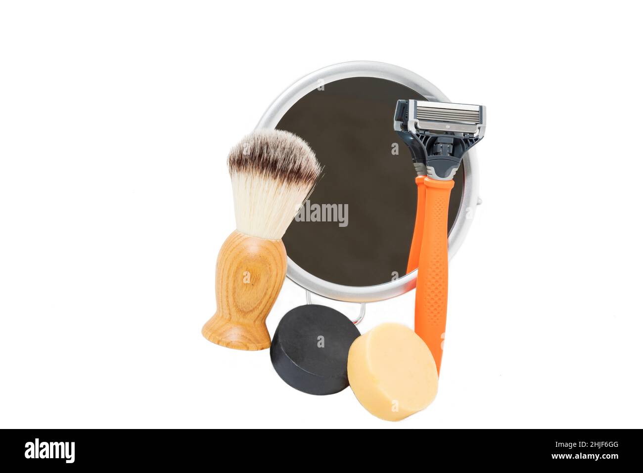 prodotti per la rasatura con spazzola, rasoio, sapone e specchio contro il bianco Foto Stock