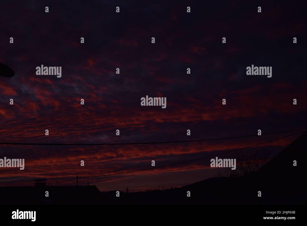 cielo rosso in una fredda serata invernale Foto Stock