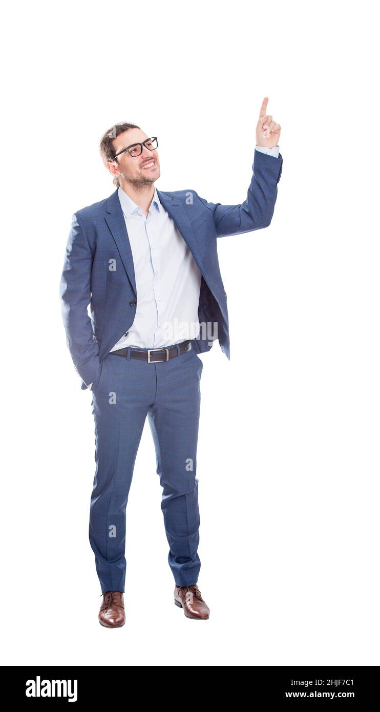 Ritratto completo di uomo d'affari sicuro mantiene una mano in tasca, punta su indice dito isolato su sfondo bianco. Business person future pl Foto Stock