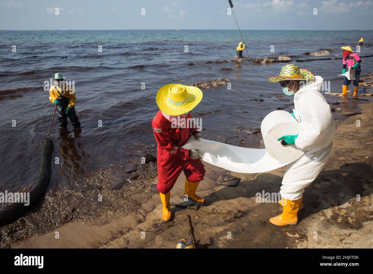 Rayong, Tailandia. 29th Jan 2022. I lavoratori che indossano indumenti protettivi (PPE) hanno visto pulire una fuoriuscita di petrolio greggio su una spiaggia.i funzionari provinciali di Rayong si sono affrettati a pulire le macchie di petrolio greggio sulla spiaggia. Dopo una fuga di oleodotti sotto il mare nella provincia di Rayong, Mae Ramphueng Beach Thailandia. (Foto di Adisorn Chabsungnoen/SOPA Images/Sipa USA) Credit: Sipa USA/Alamy Live News Foto Stock