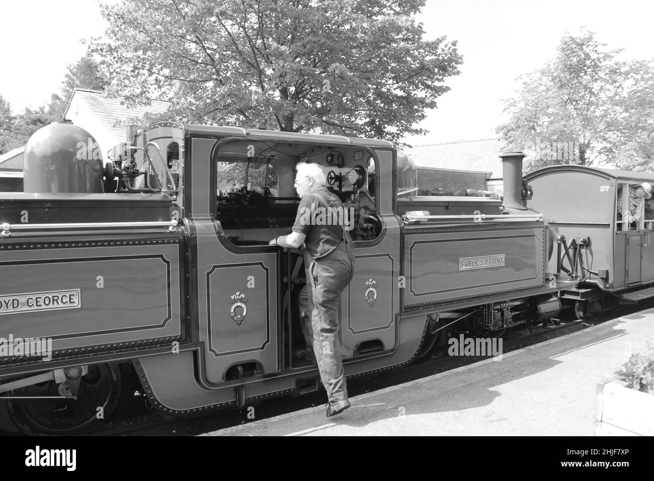 Il treno a vapore Ffestiniog e Welsh Highland si estende attraverso il parco nazionale Snowdonia da Blaenau Ffestiniog al porto di Porthmadog Foto Stock