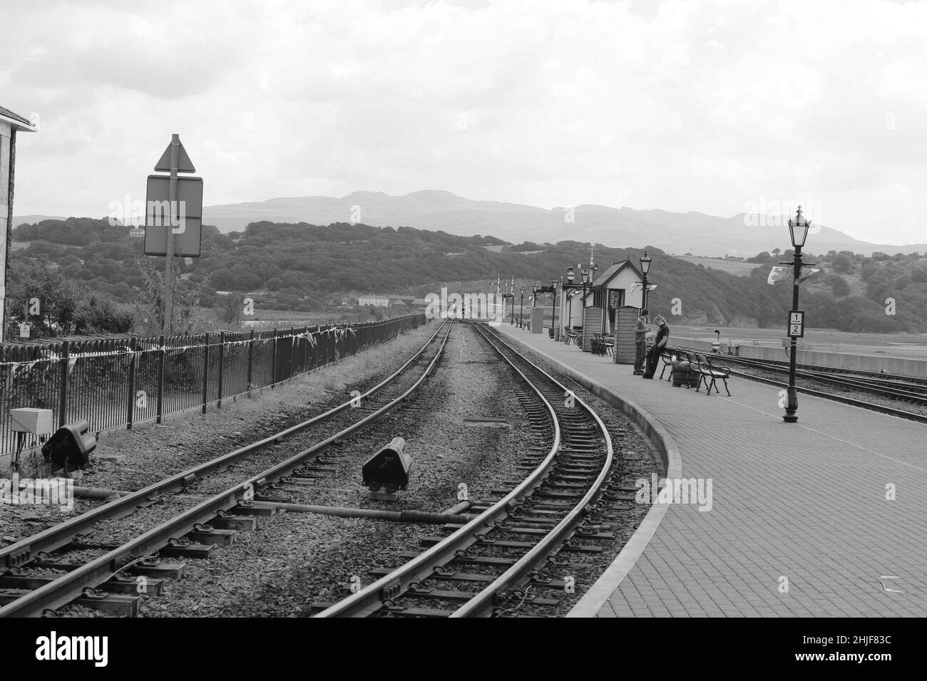 Il treno a vapore Ffestiniog e Welsh Highland si estende attraverso il parco nazionale Snowdonia da Blaenau Ffestiniog al porto di Porthmadog Foto Stock