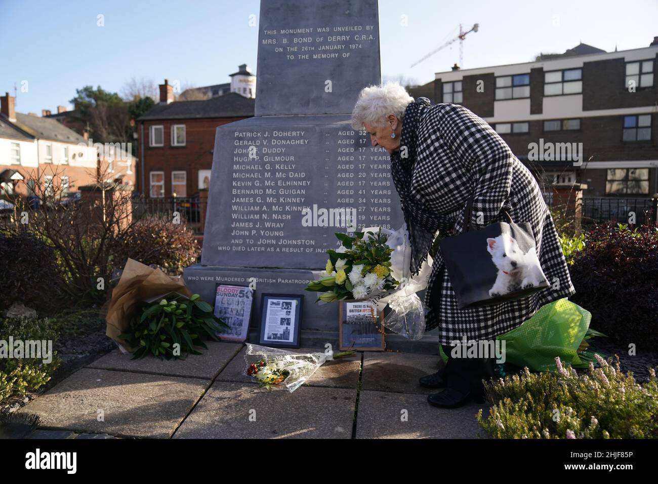 Mary o'Neal, che ha contribuito a portare una delle vittime della Domenica Bloody, in un memoriale davanti al 50th anniversario della Domenica Bloody a Derry. Data foto: Sabato 29 gennaio 2022. Foto Stock