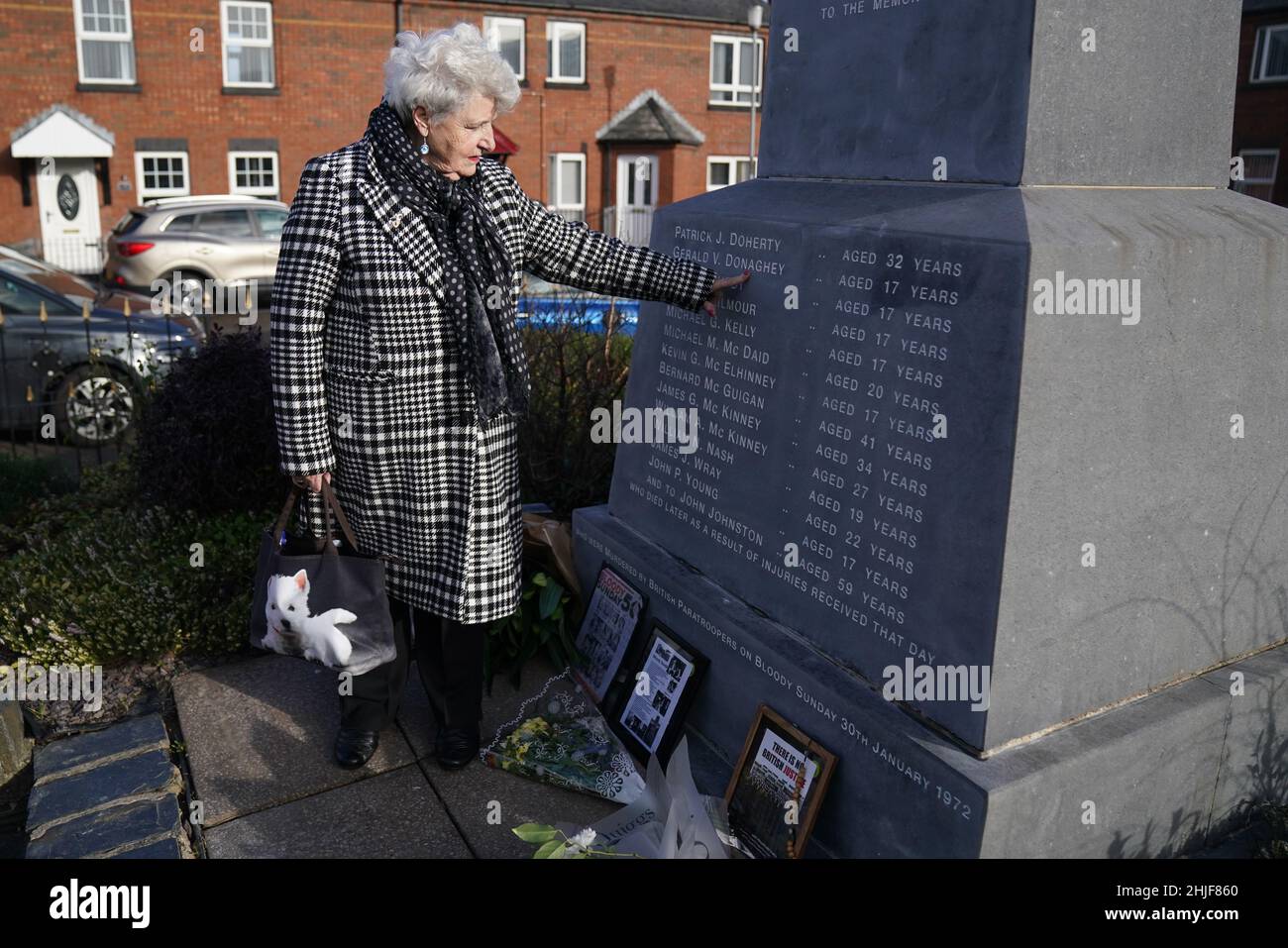 Mary o'Neal, che ha contribuito a portare una delle vittime della Domenica Bloody, in un memoriale davanti al 50th anniversario della Domenica Bloody a Derry. Data foto: Sabato 29 gennaio 2022. Foto Stock