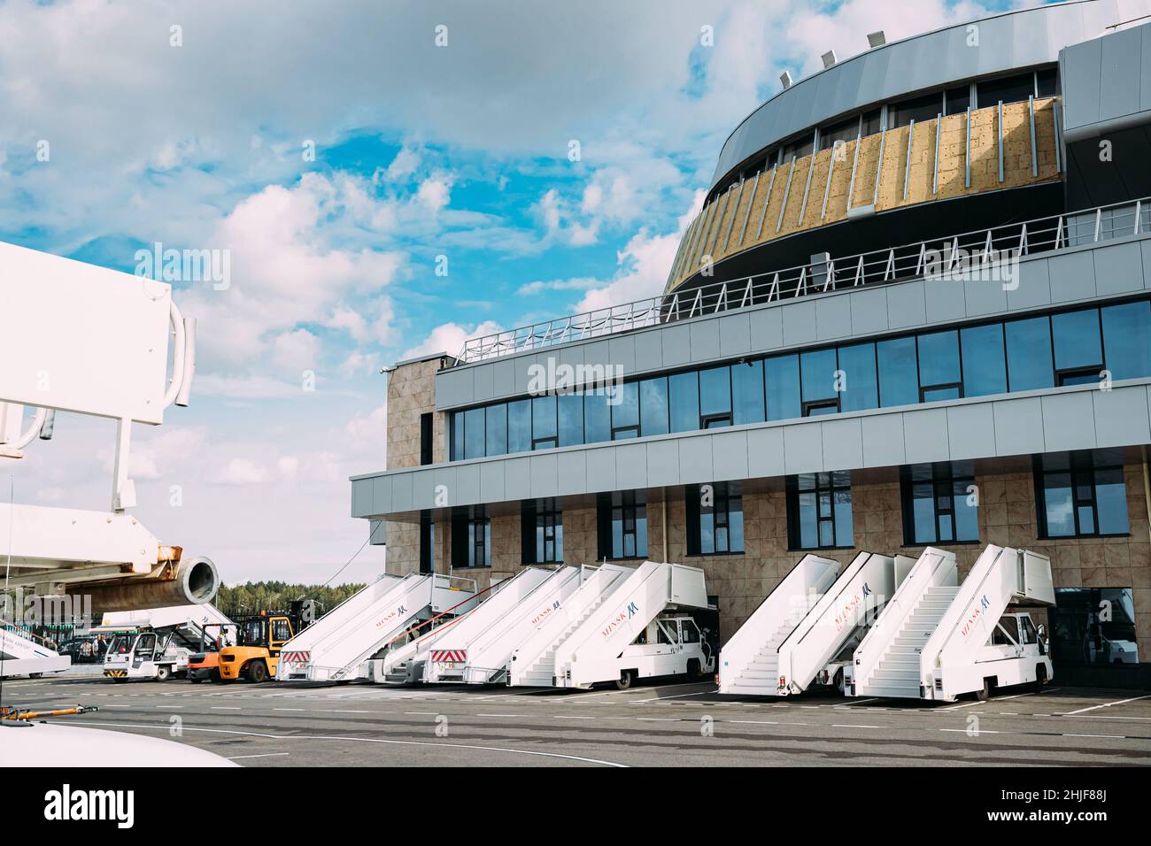 Minsk, Bielorussia. Le scale di imbarco per passeggeri o i cars Stair si erigano all'aeroporto nazionale di Minsk - Minsk-2 Terminal Foto Stock