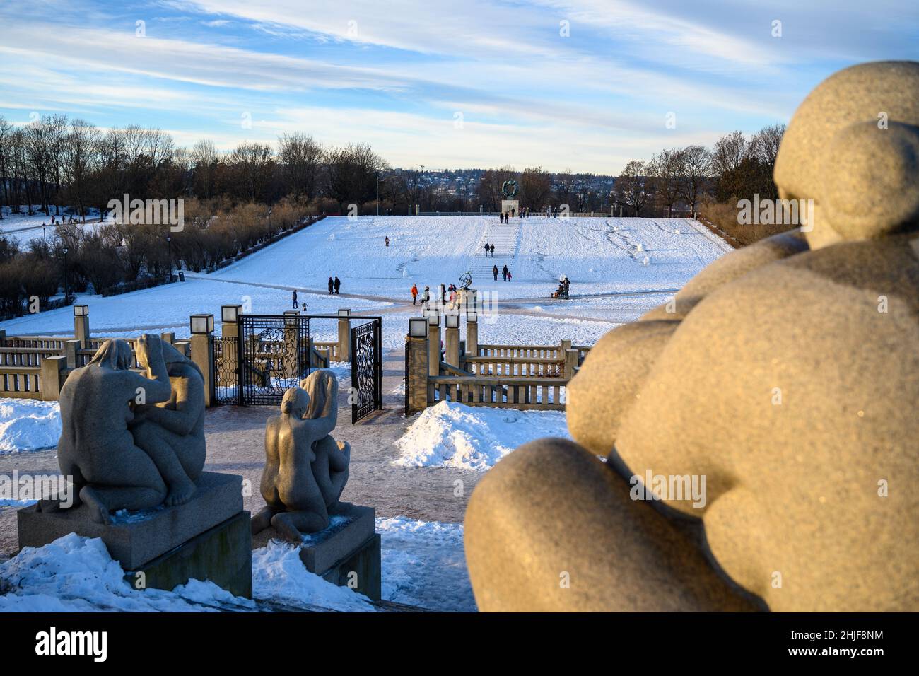Vista sul bordo occidentale del Parco delle sculture di Vigeland con la meridiana al centro di Frognerparken, Oslo, Norvegia. Foto Stock