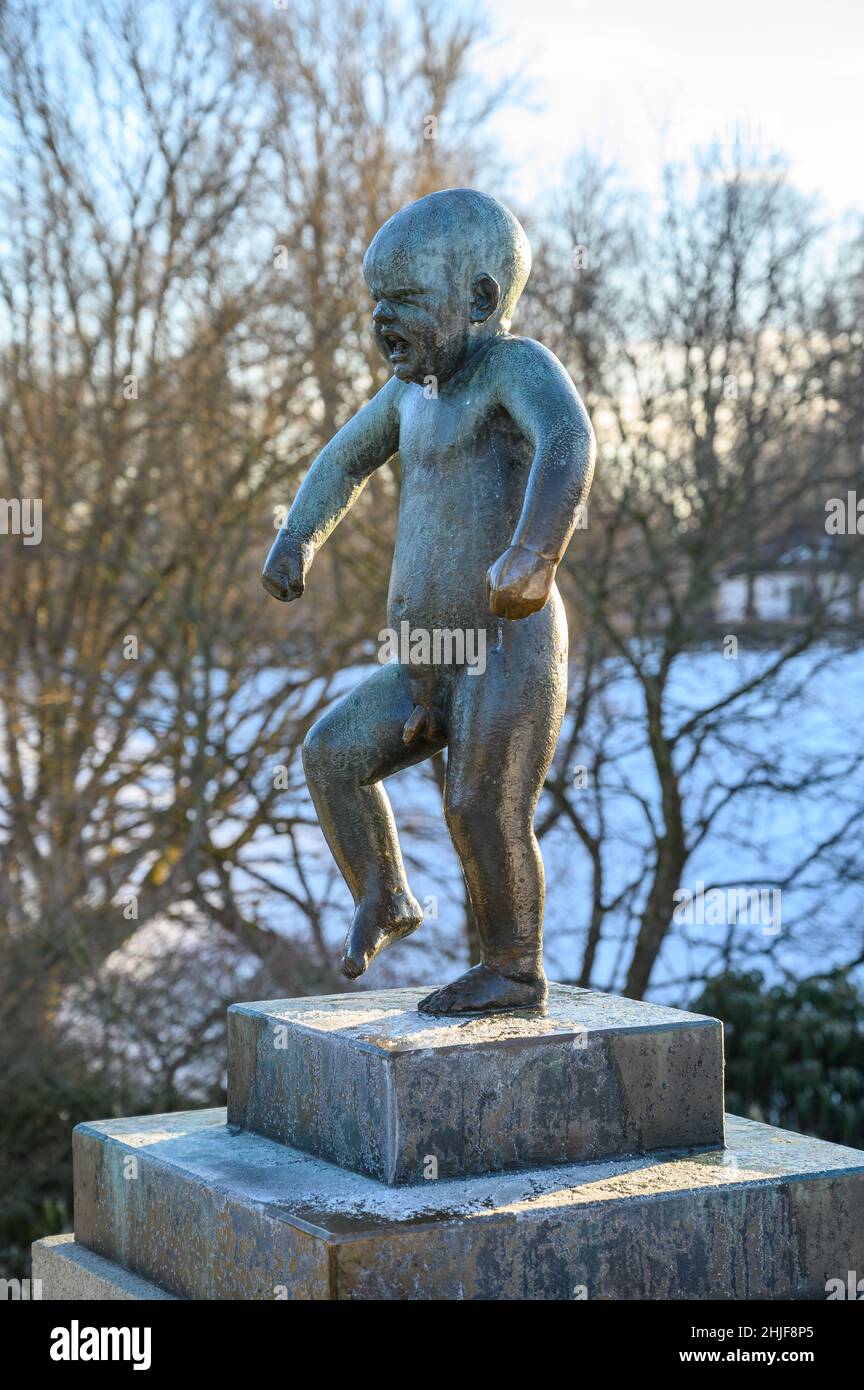 'Innataggen' è una famosa statua in bronzo di un ragazzo arrabbiato dello scultore Gustav Vigeland, situata a Frogner Park, Oslo, Norvegia. Foto Stock