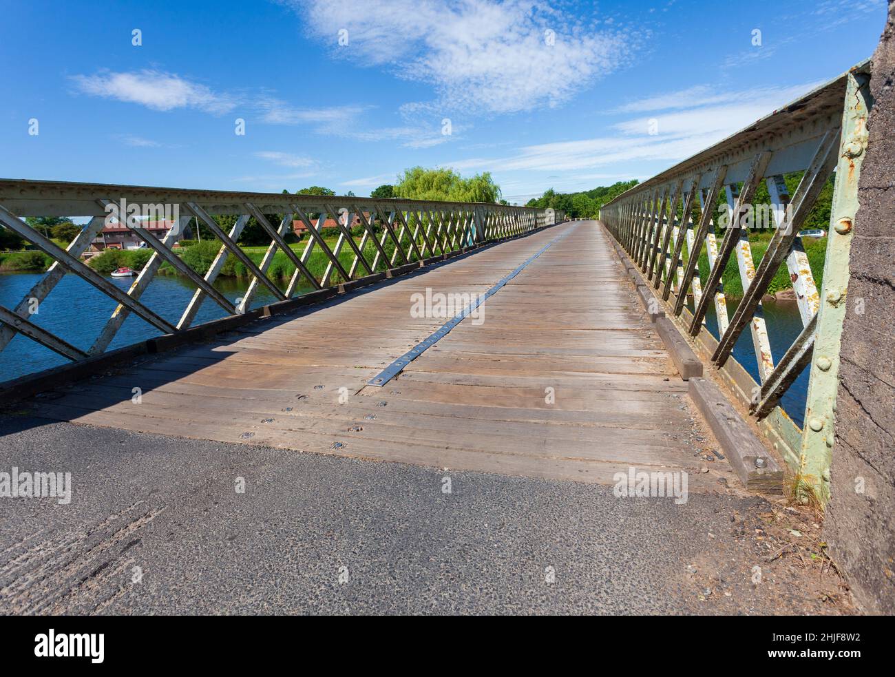 Vista estiva del ponte di Aldwark sul fiume Ure nel North Yorkshire, uno dei pochi ponti a pedaggio di proprietà privata nel Regno Unito Foto Stock