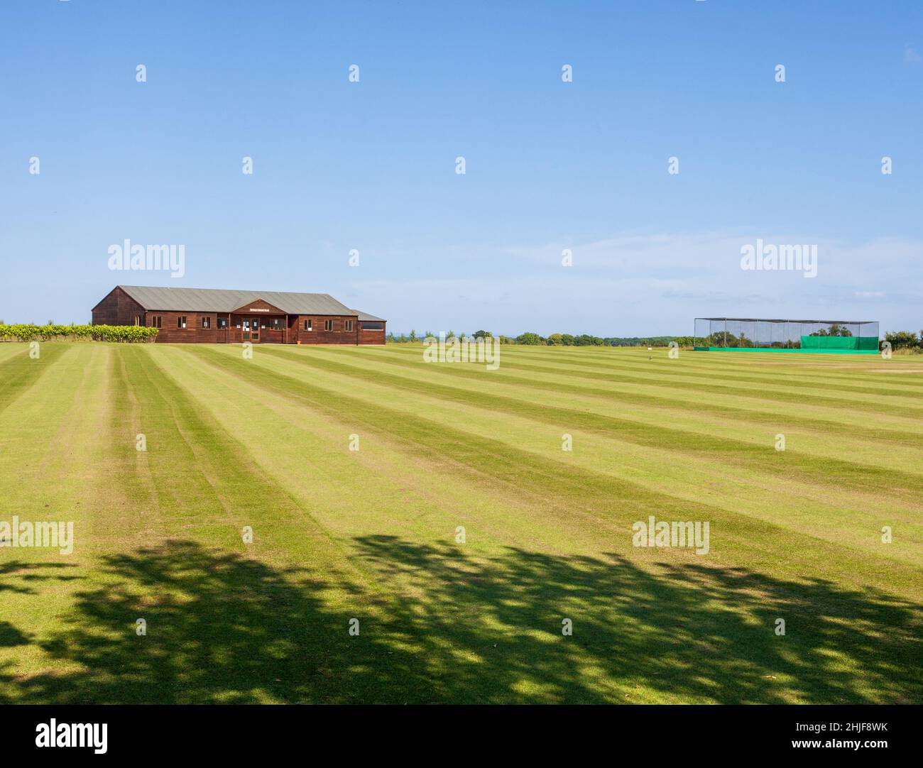 Terreno di cricket del villaggio appena macinato a Whixley, North Yorkshire Foto Stock